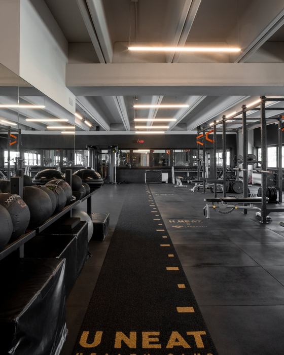 La pista con il logo U NEAT in sala fitness
