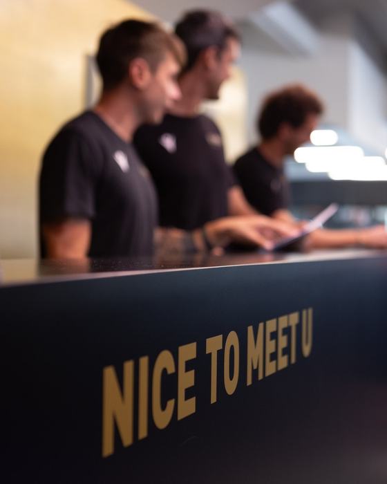 Lo staff al bancone Nice to meet U
